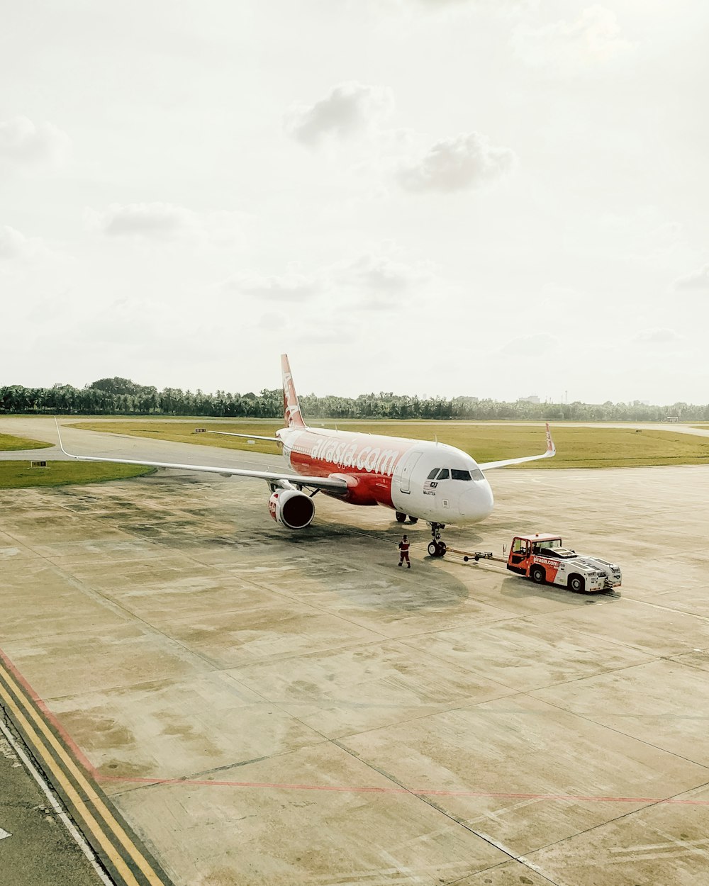 Ein großer Jetliner auf dem Rollfeld eines Flughafens