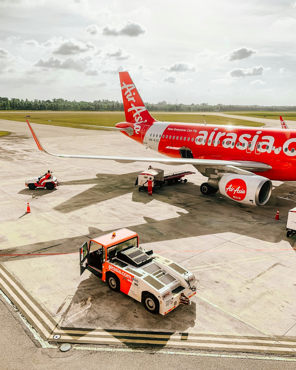 Un gran avión de pasajeros sentado encima de la pista de un aeropuerto