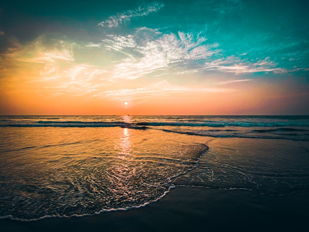太陽がビーチの海に沈んでいる
