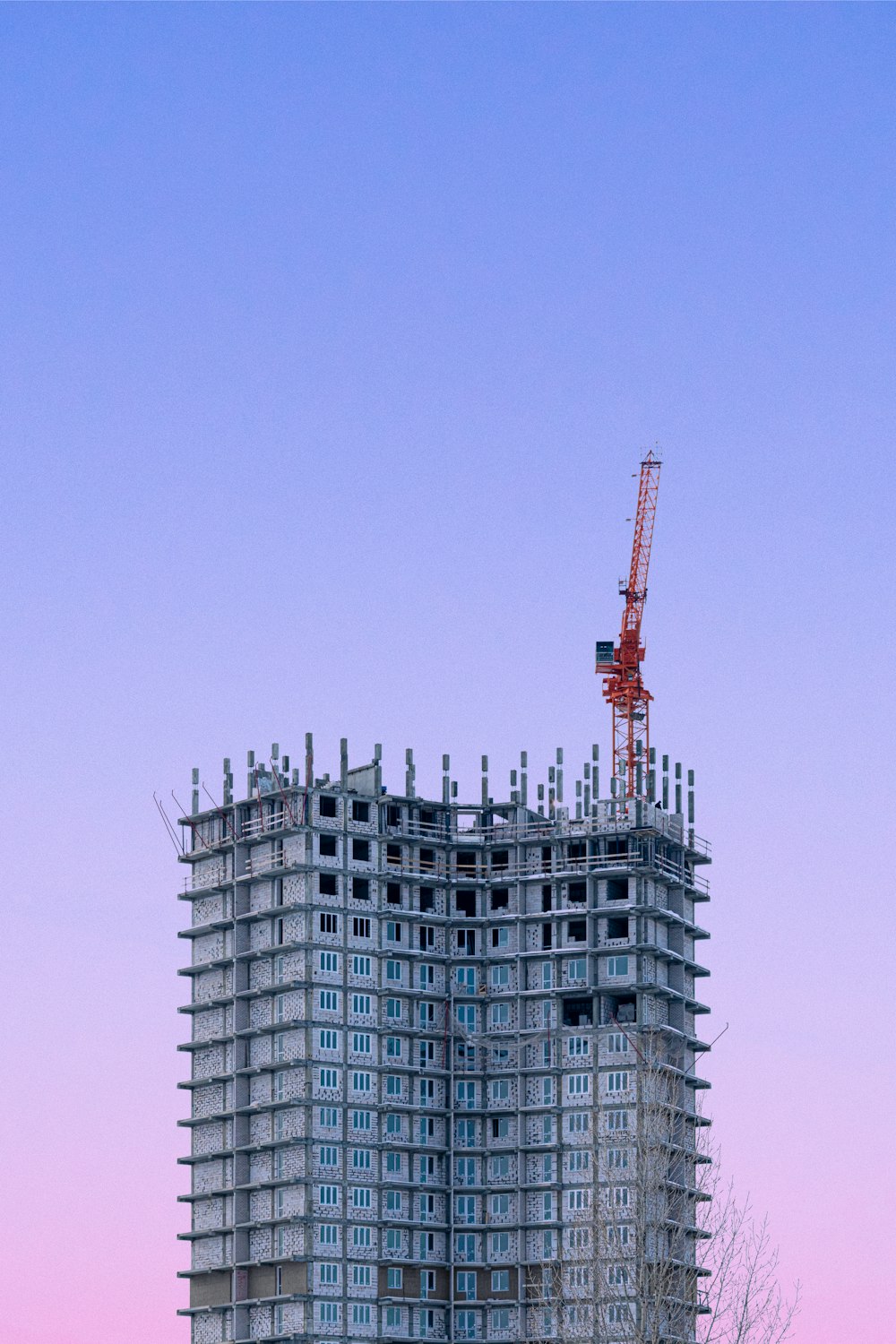 クレーンを乗せた高層ビル