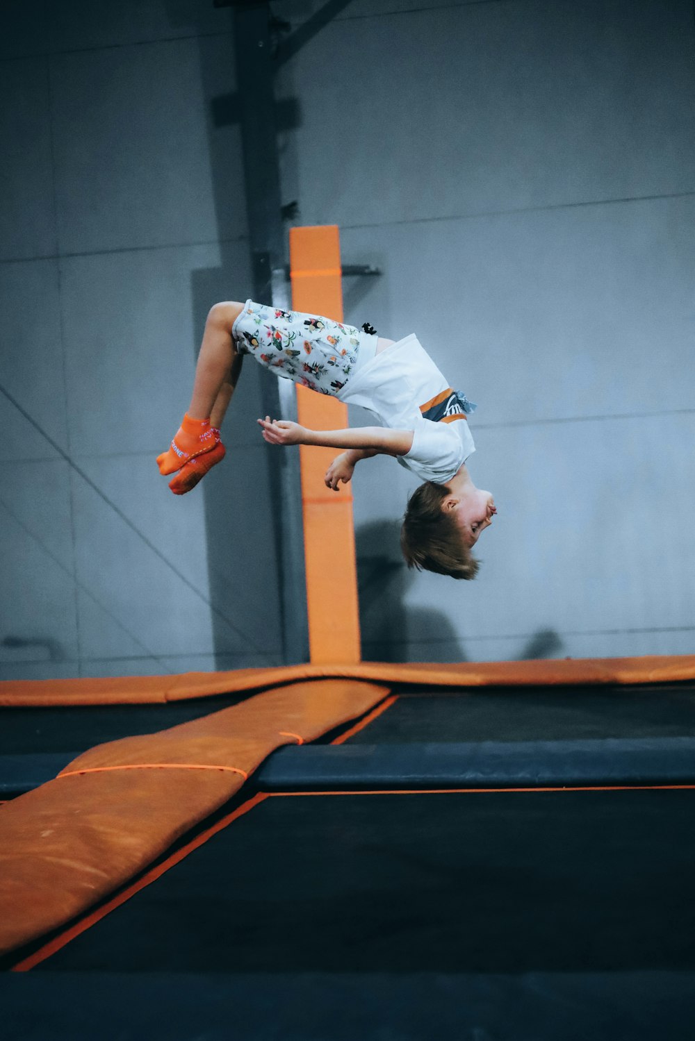 Un uomo sta facendo un trucco su un trampolino