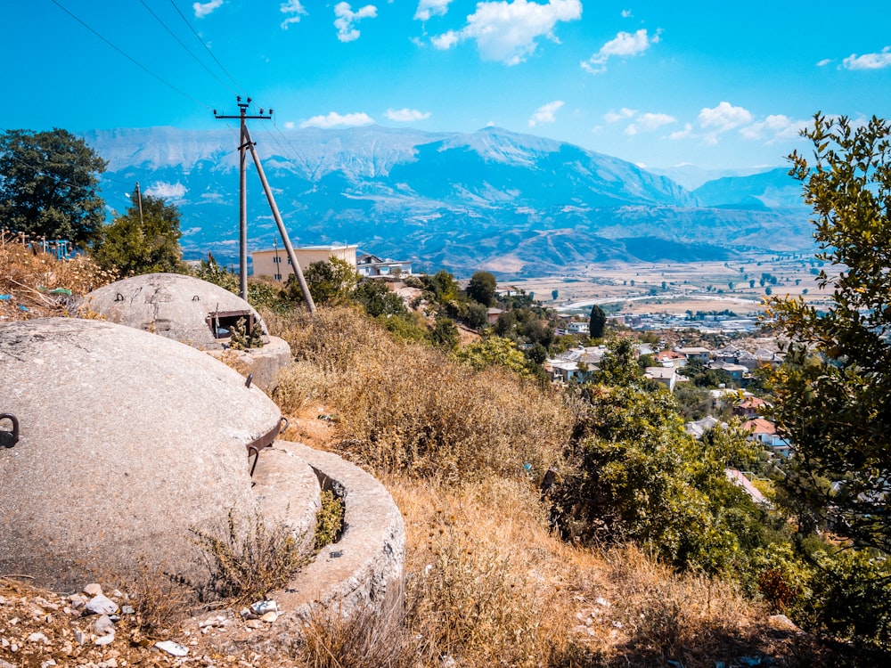 Una vista de una montaña con un poste de teléfono en primer plano