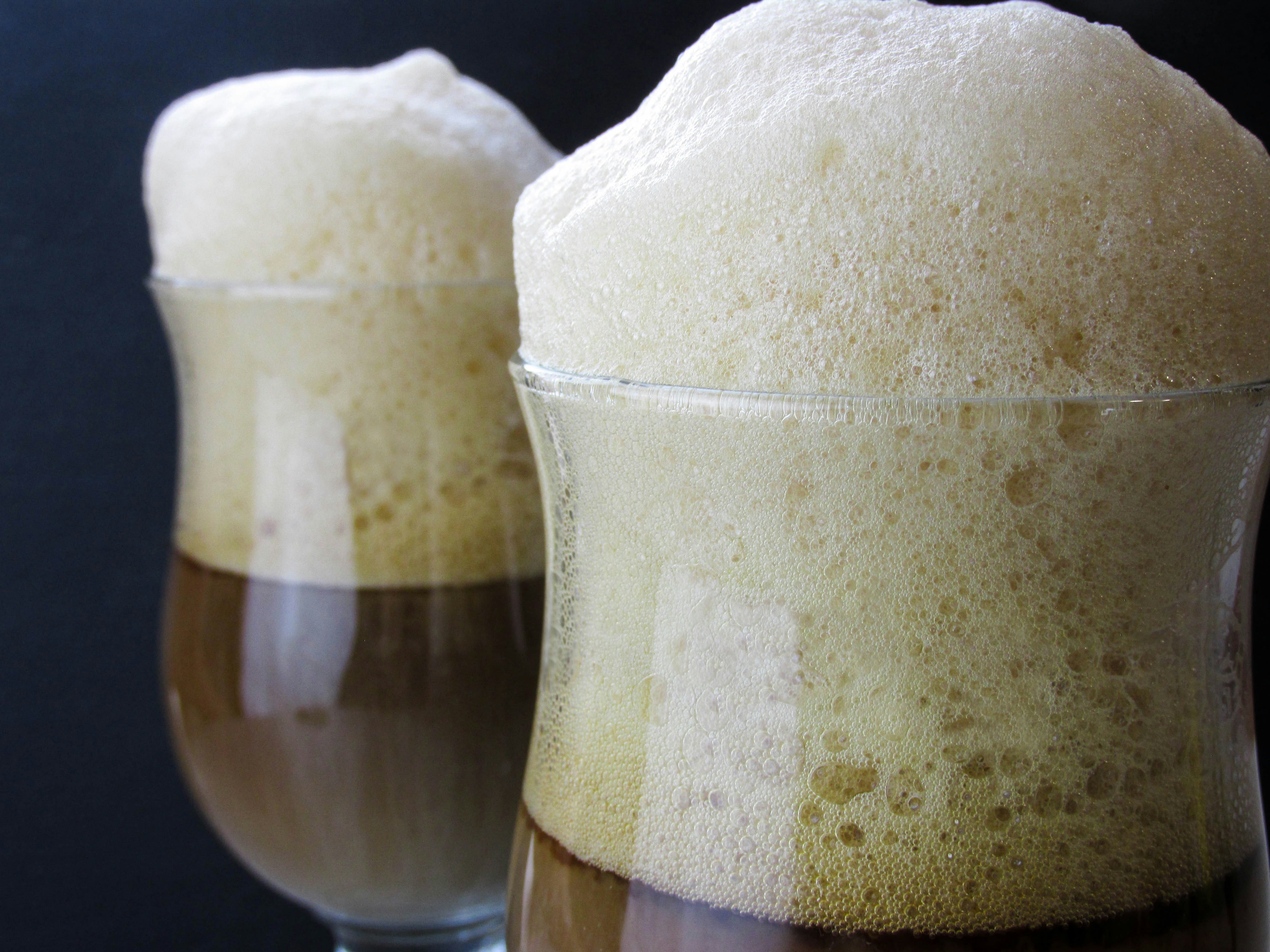 隣り合って座っている液体で満たされた2つのグラス