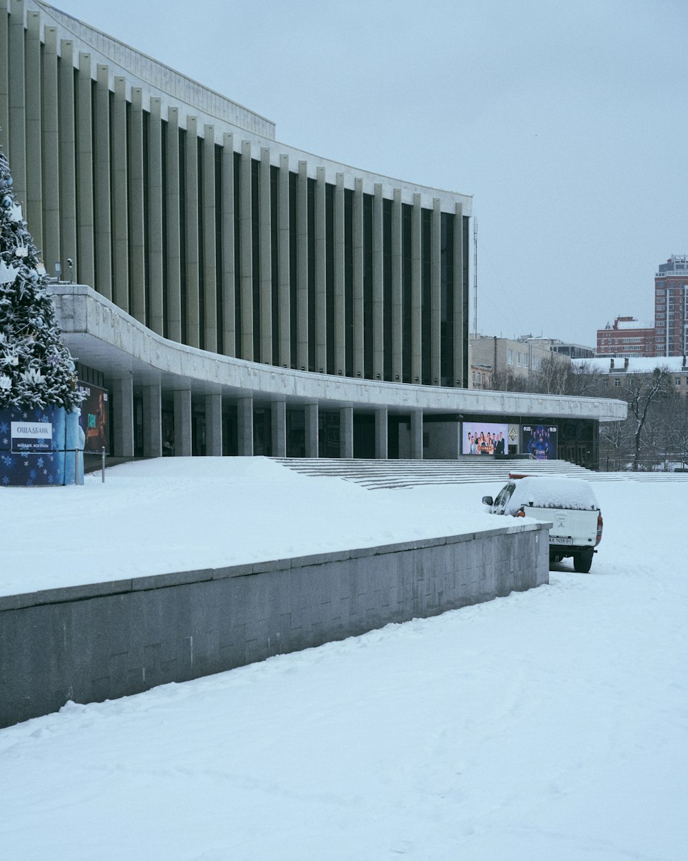 Un coche aparcado frente a un edificio cubierto de nieve