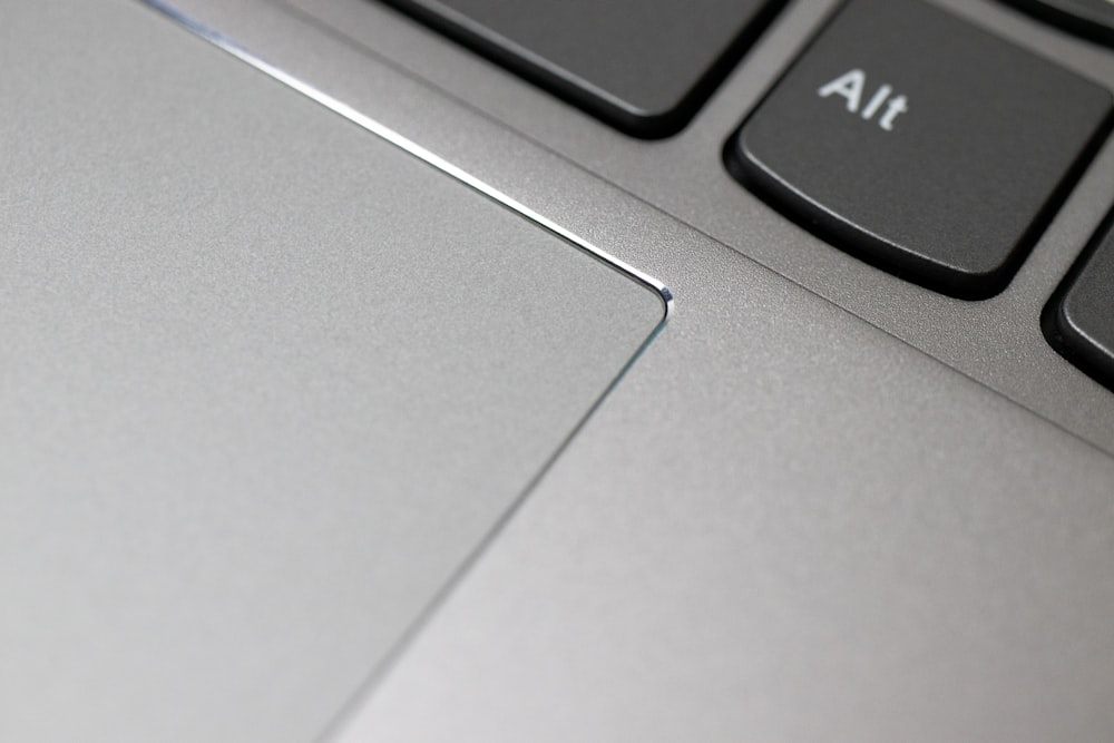 Una vista de cerca del teclado de un portátil