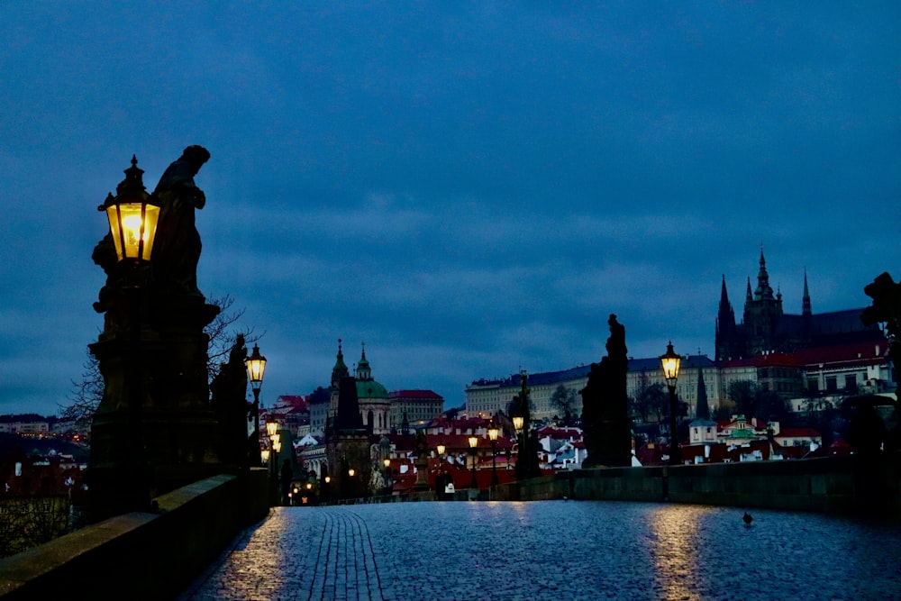 Eine Straßenlaterne an der Seite einer Brücke