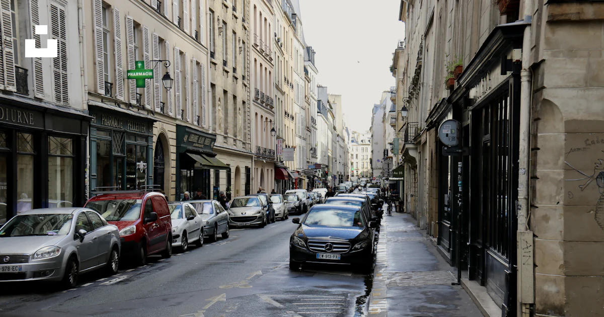 Une Ree Une rue de la ville remplie de nombreuses voitures garées photo – Photo ...
