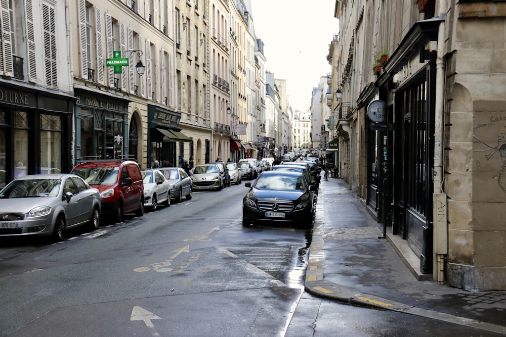 a city street filled with lots of parked cars