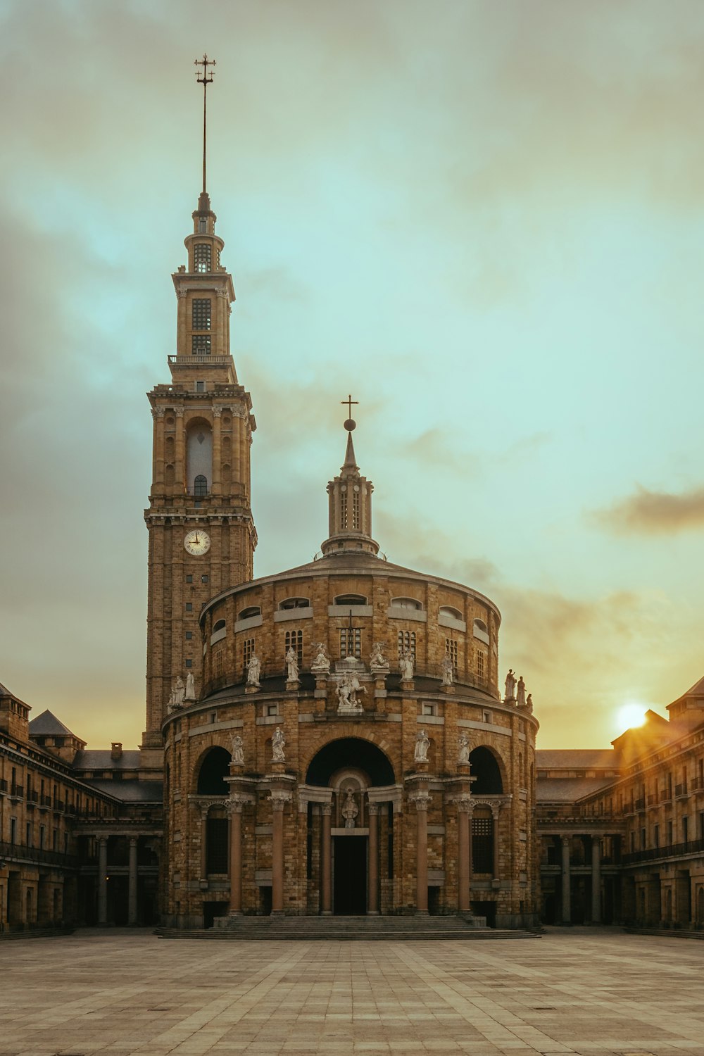 um grande edifício com um relógio no topo dele