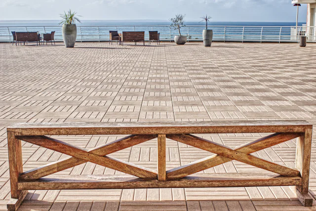 Teras & balkon – Tuğla döşeme, ahşap bank