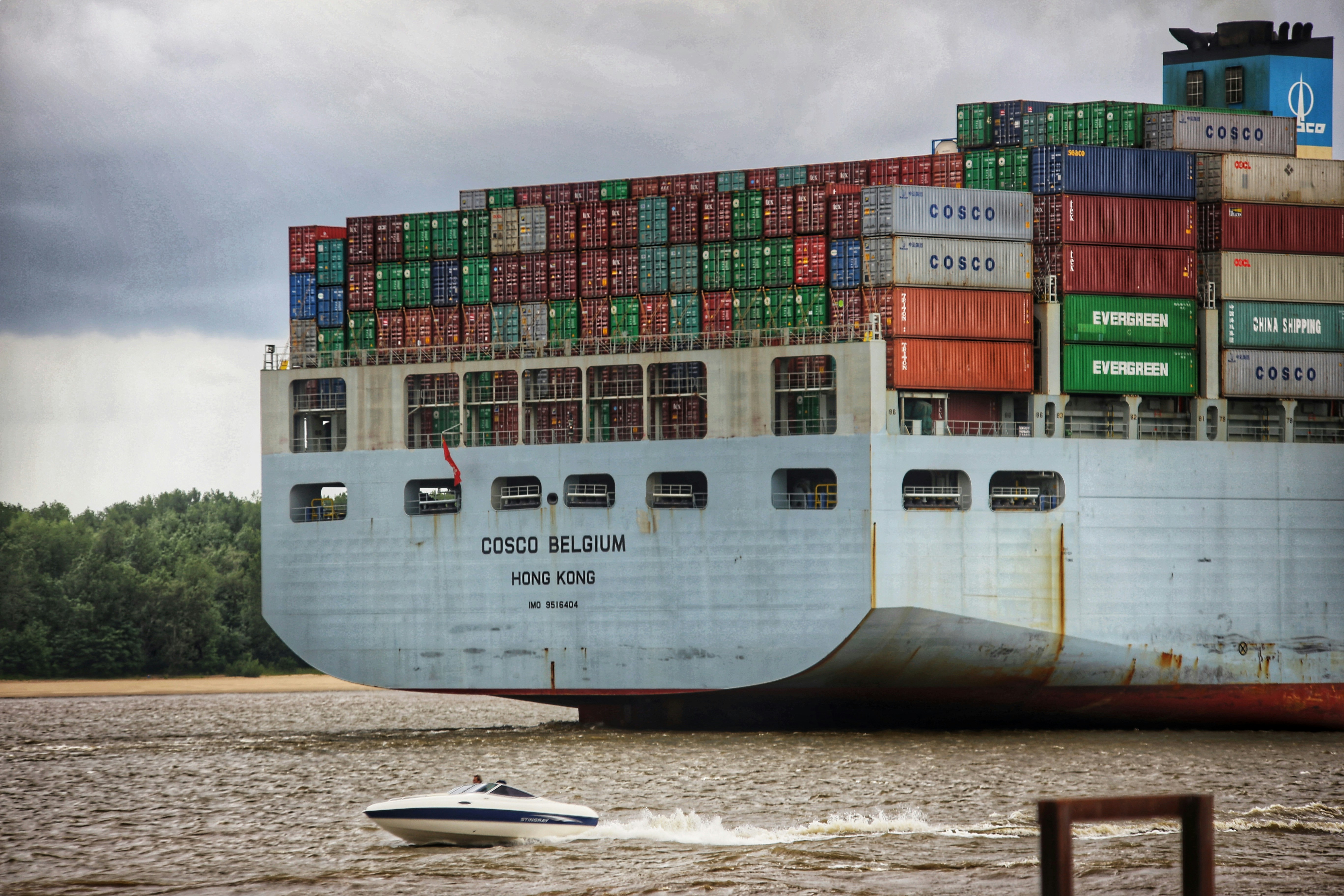 ein großes Frachtschiff in einem Gewässer