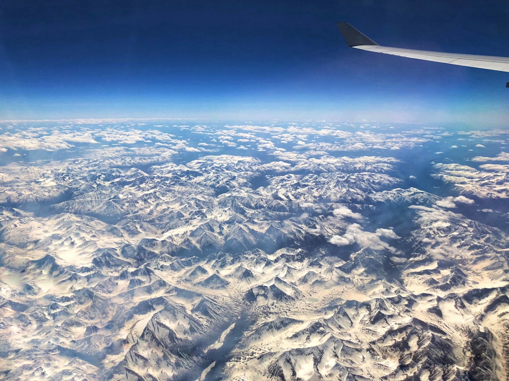 Una vista di una catena montuosa da un aereo