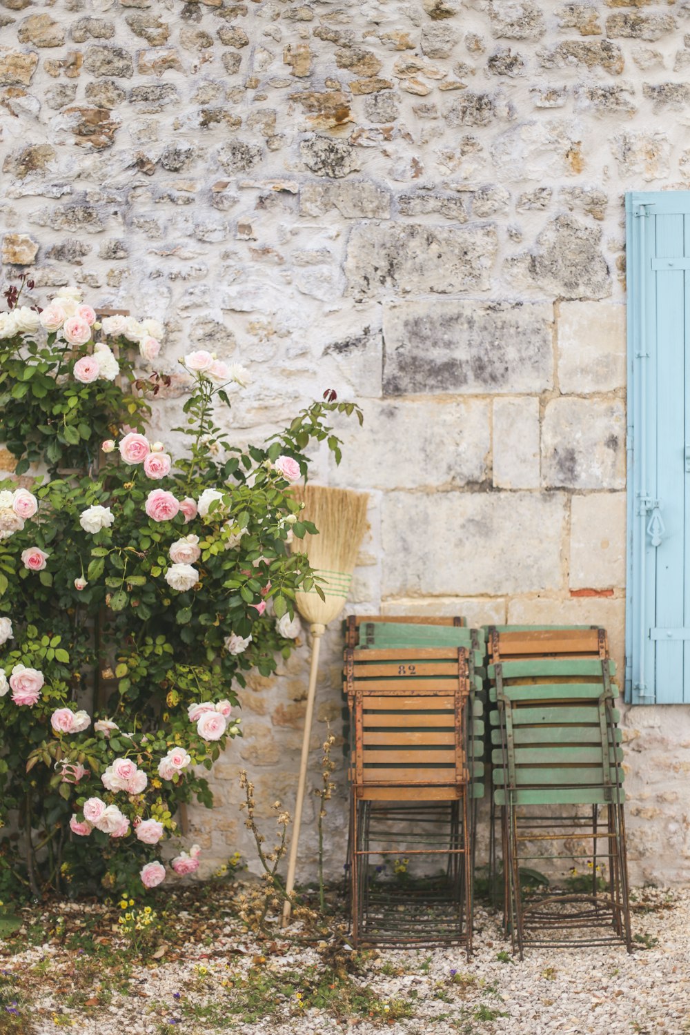 quelques chaises en bois assises à côté d’un buisson