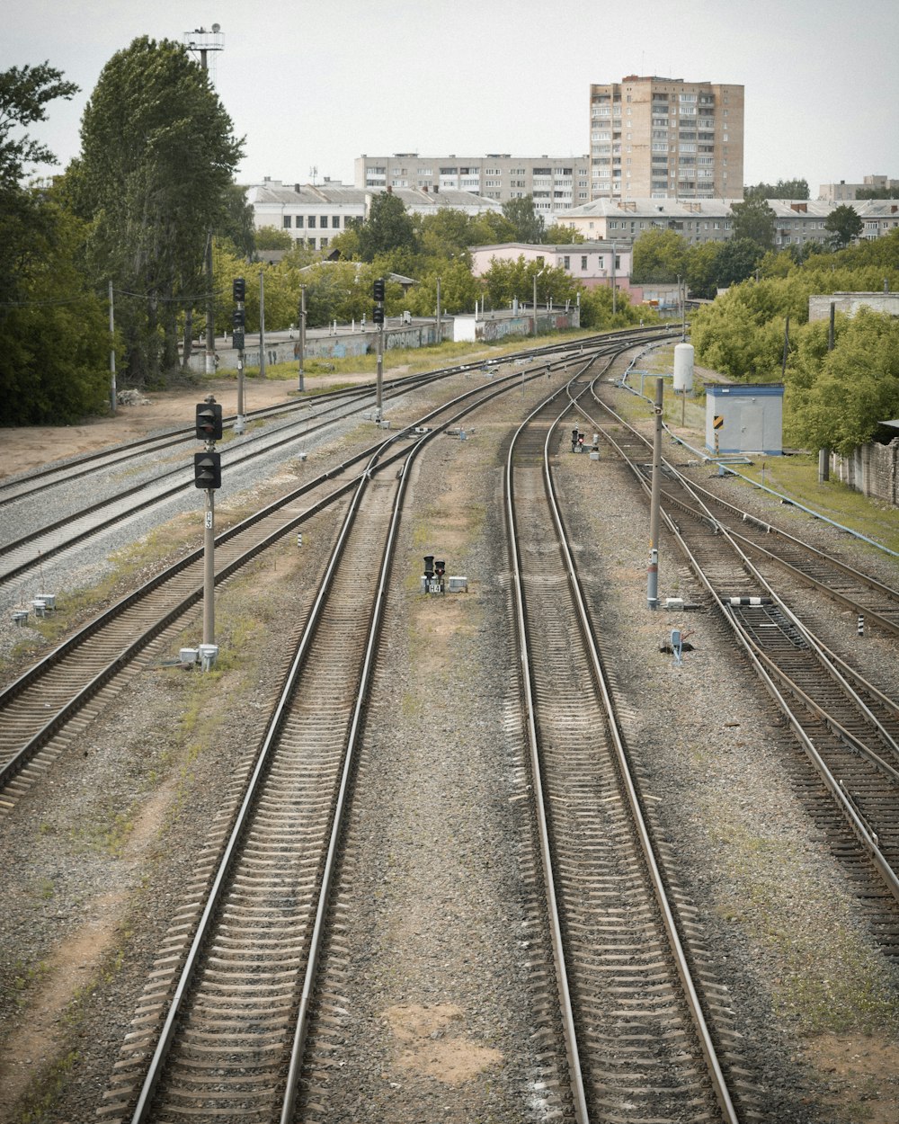 Una vista de una vía de tren con edificios en el fondo