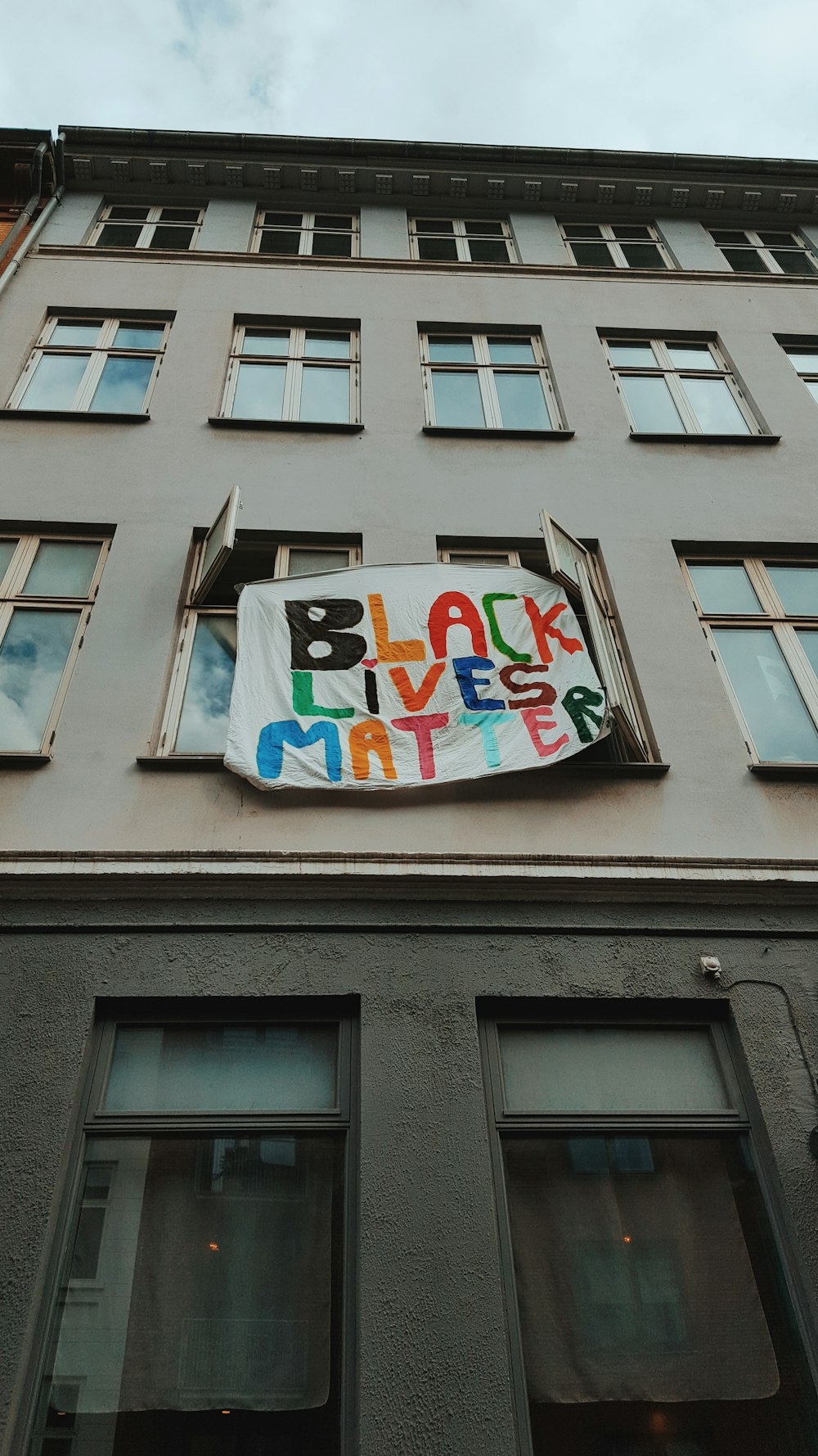 Un letrero de Black Lives Matter en el costado de un edificio