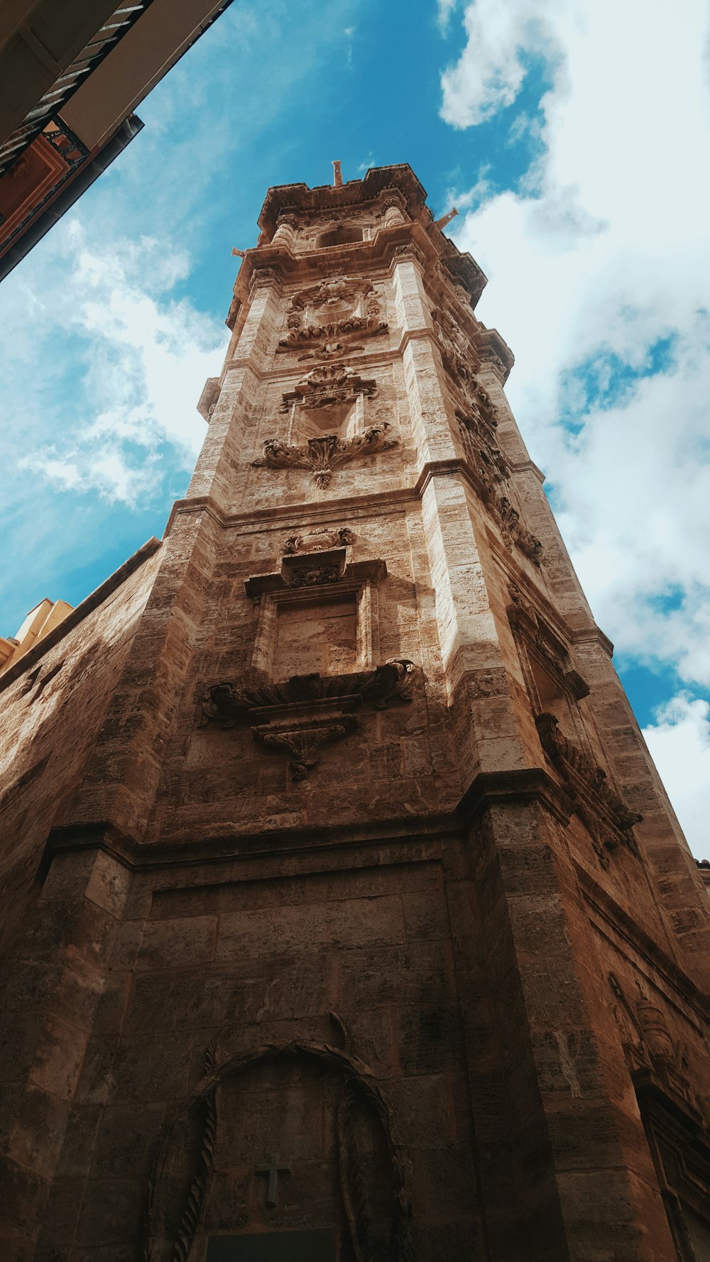 un'alta torre con un orologio in cima