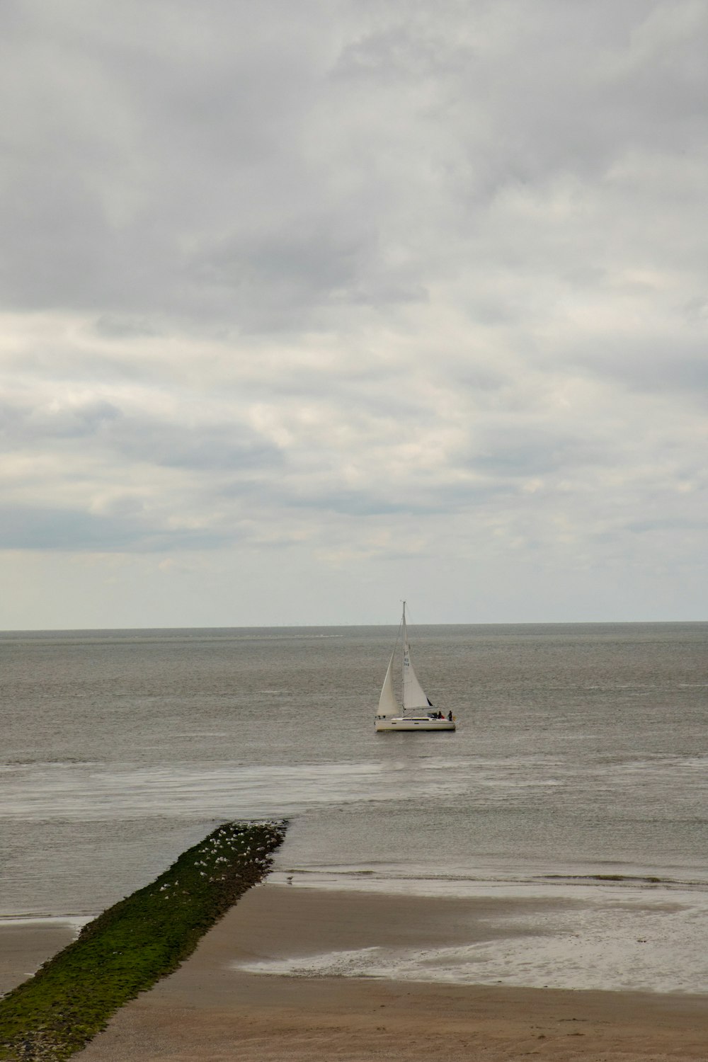 um veleiro no oceano em um dia nublado