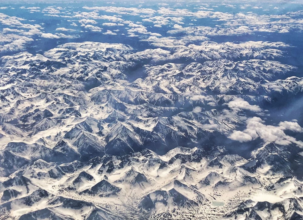 Blick auf eine Bergkette aus dem Flugzeug