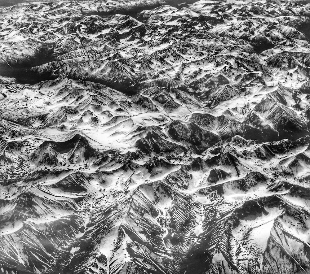 Una foto in bianco e nero di una catena montuosa