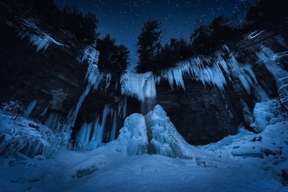 ein gefrorener Wasserfall mit Eiszapfen in der Nacht