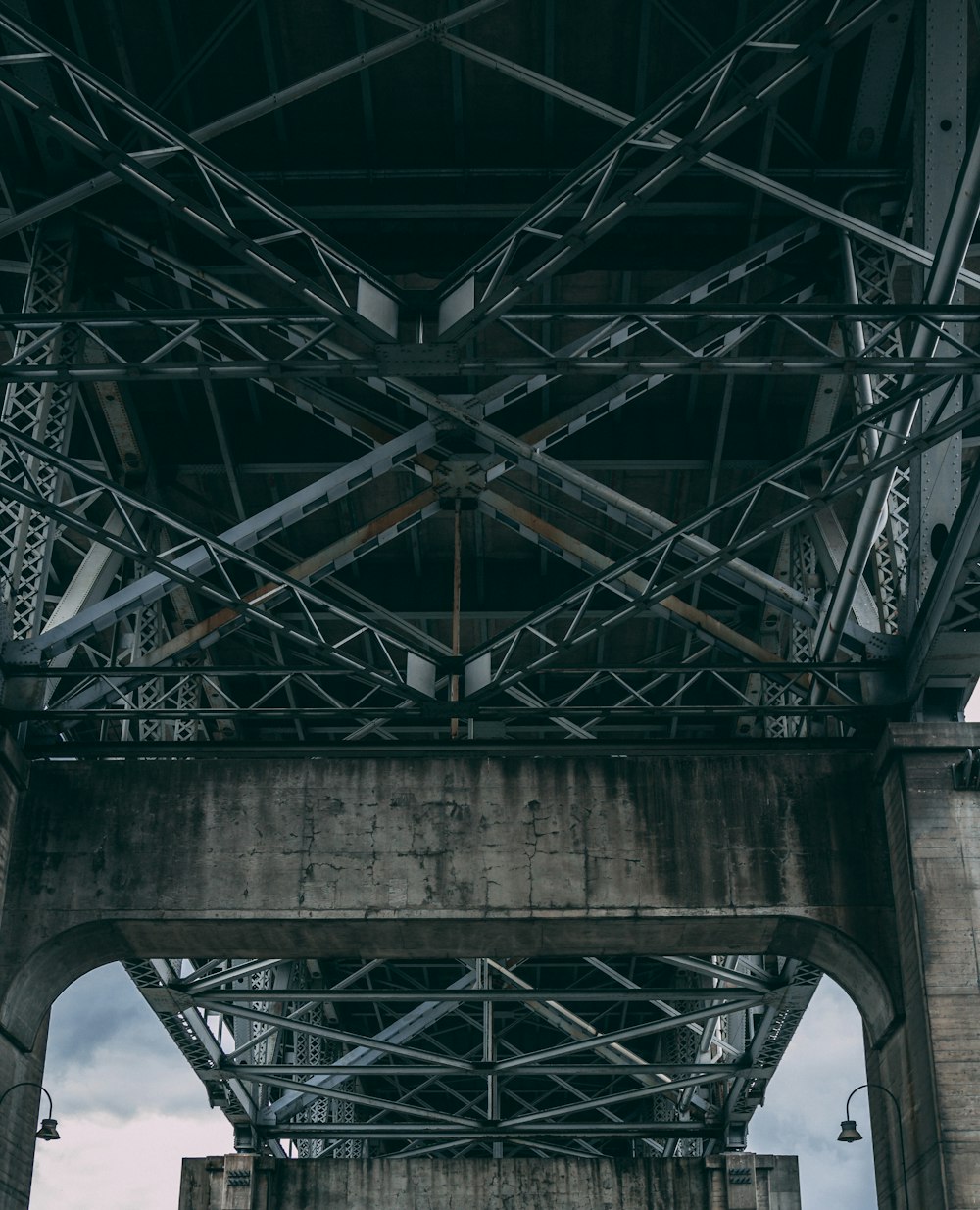 a bridge that has a bunch of metal beams on it