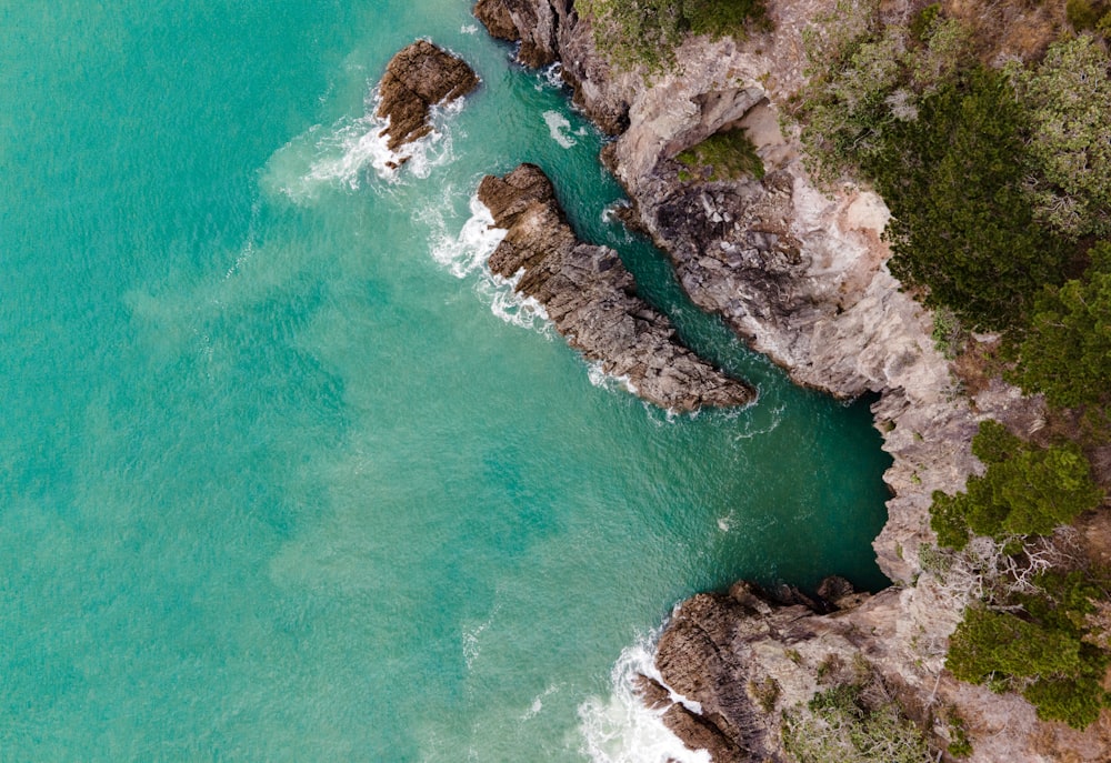 岩に囲まれた水域の空中写真