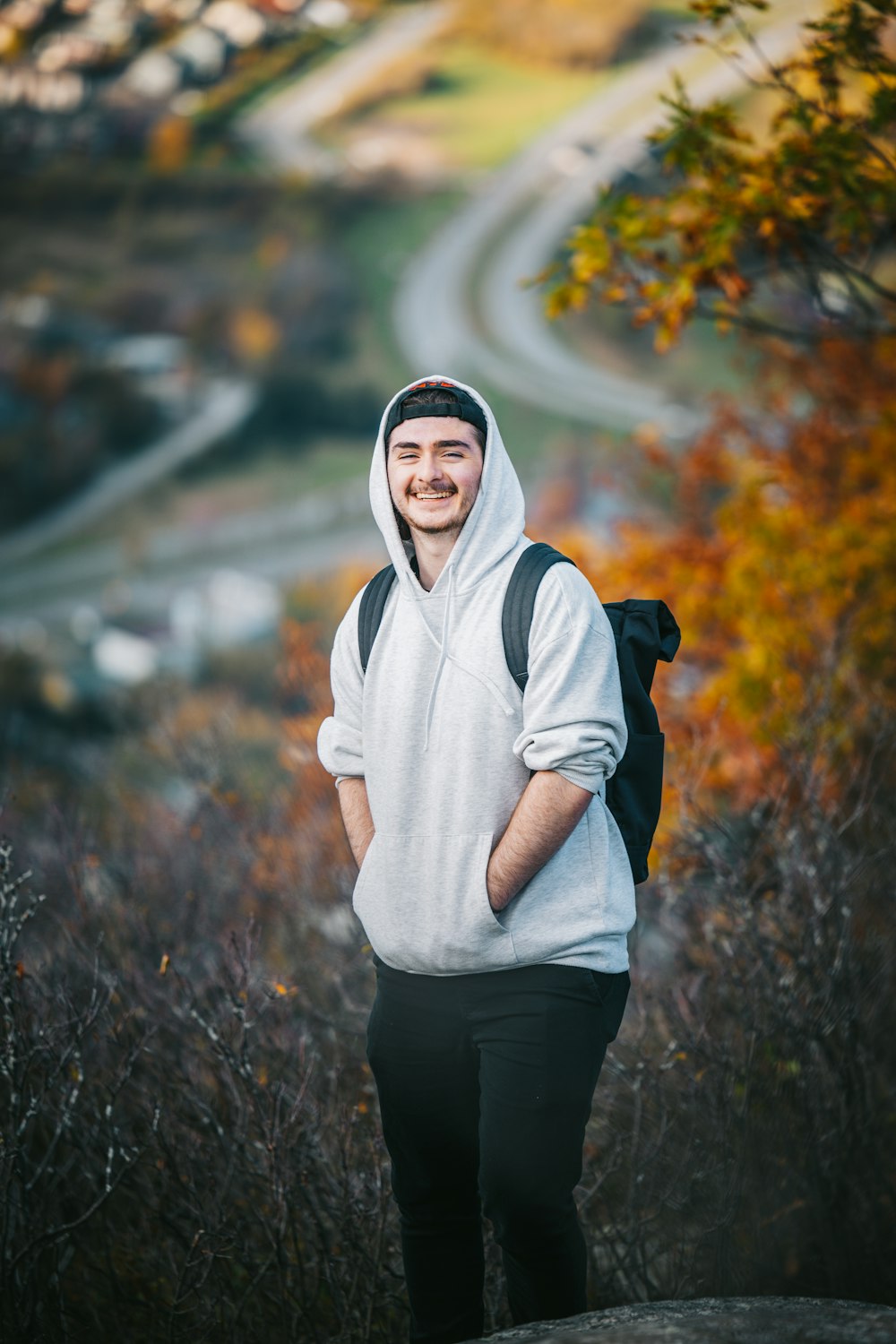 Ein Mann mit Rucksack steht auf einem Hügel
