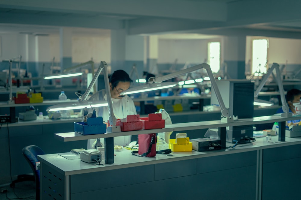 Une femme travaillant dans une usine avec des boîtes sur un tapis roulant