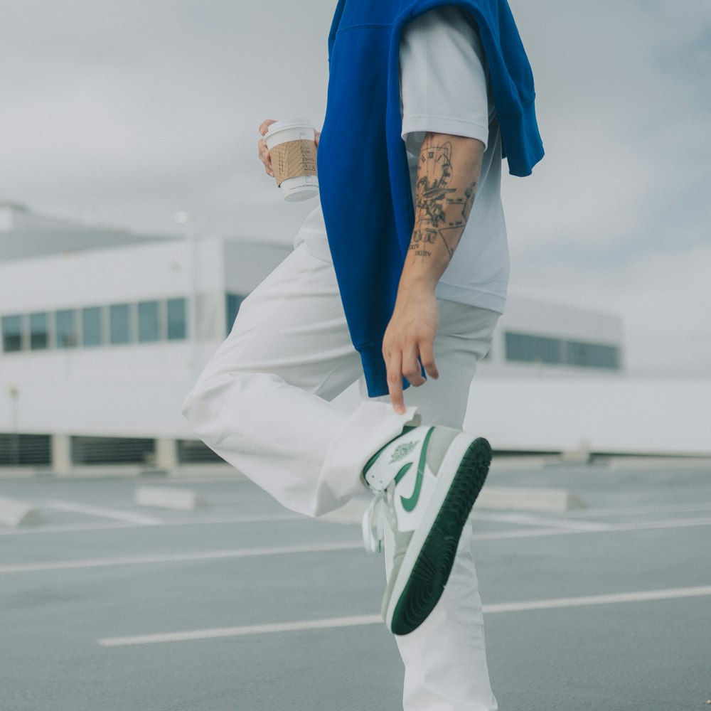 Un hombre con pantalones blancos y una chaqueta azul