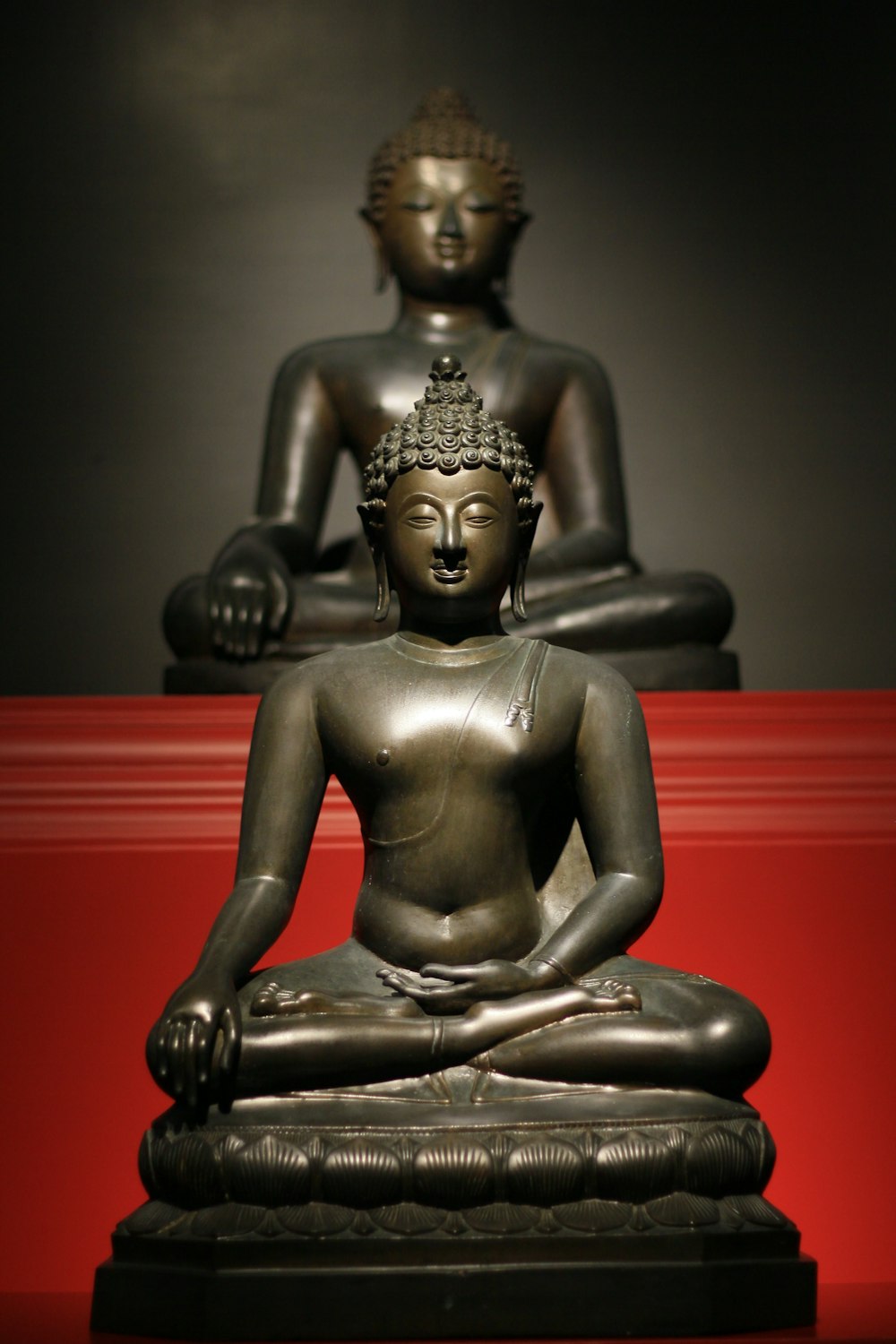 Une statue d’un Bouddha assis dans une position de méditation