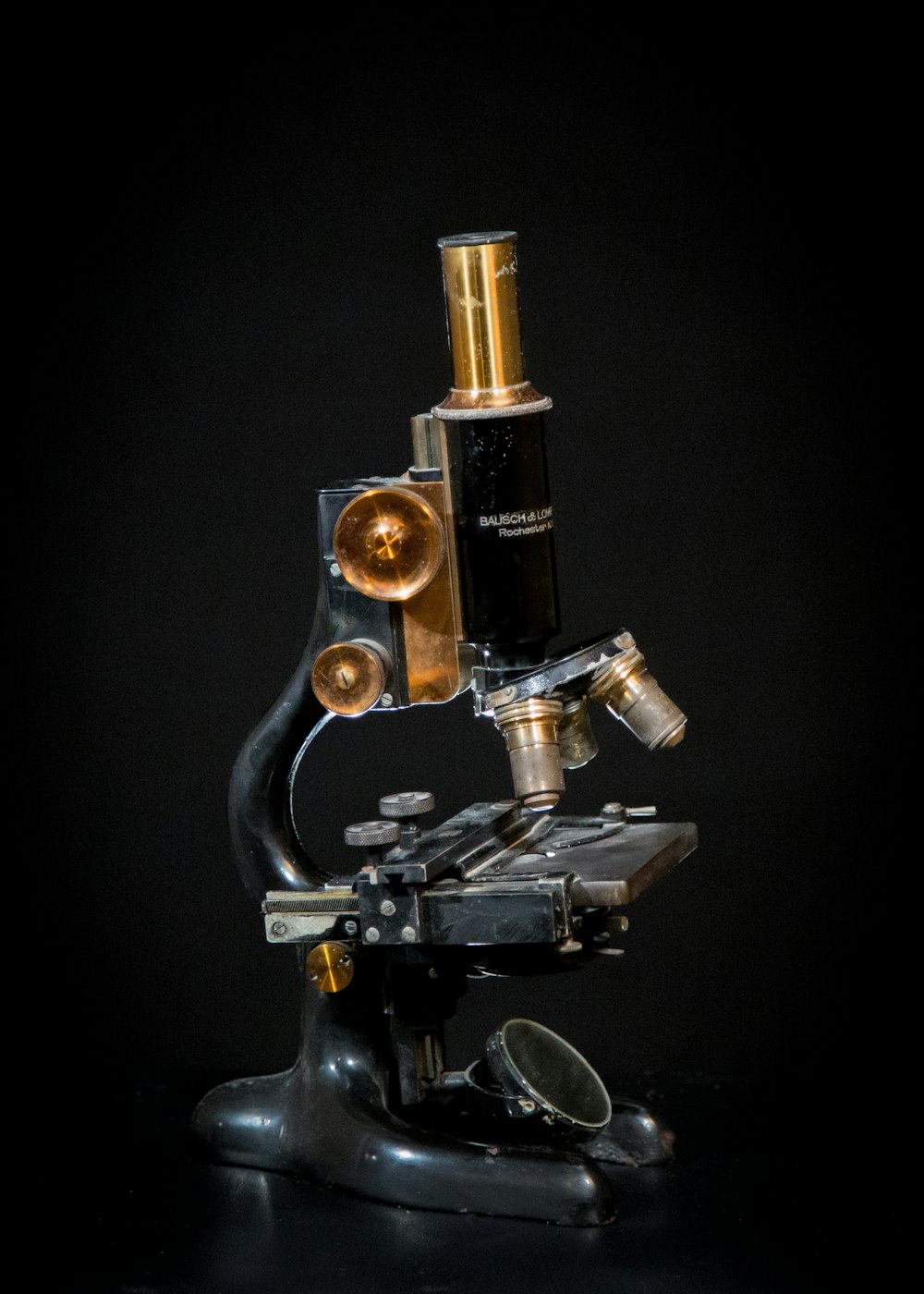 a microscope is shown with a black background