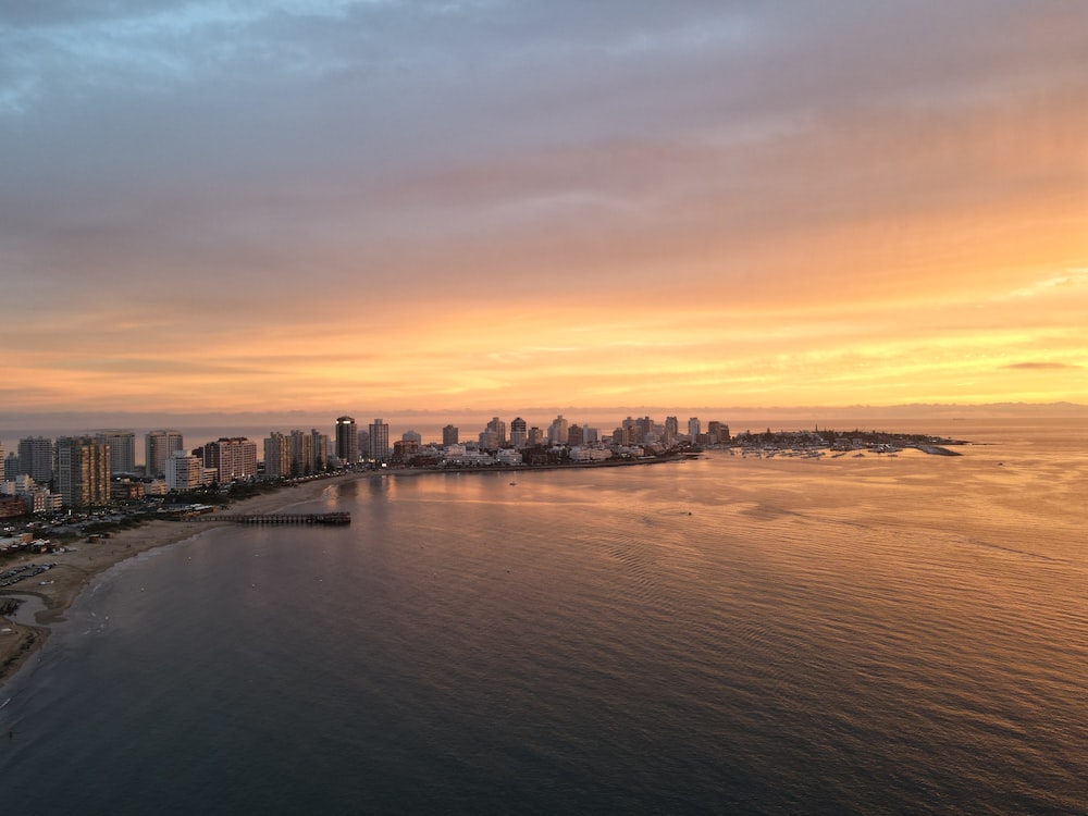 um grande corpo de água com uma cidade ao fundo