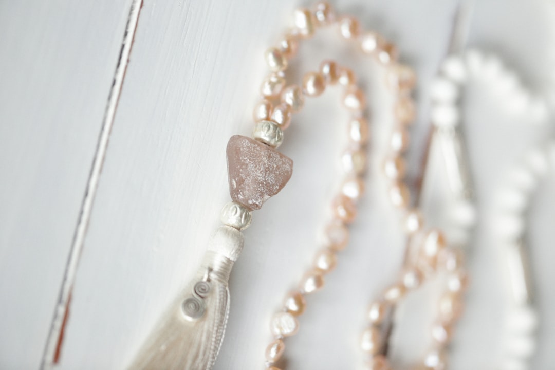揭開人工珍珠的神祕面紗：深入探討其製程、特性和用途
