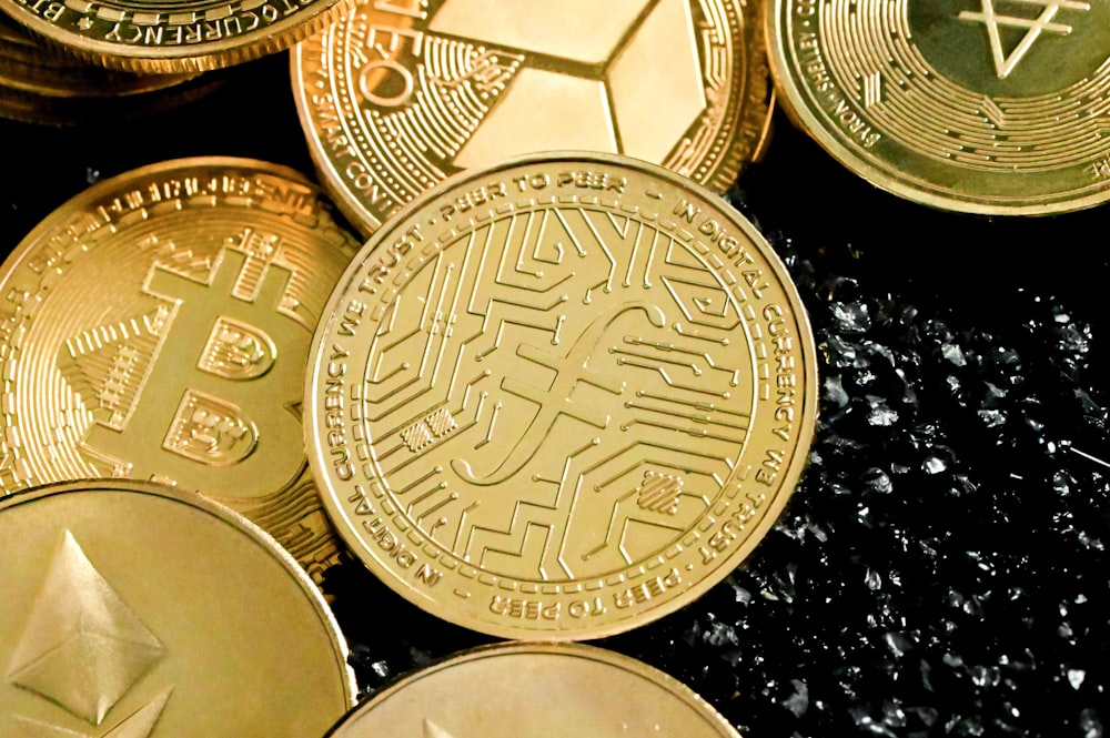 Ein Haufen Gold-Bitcoins sitzt auf einem Tisch