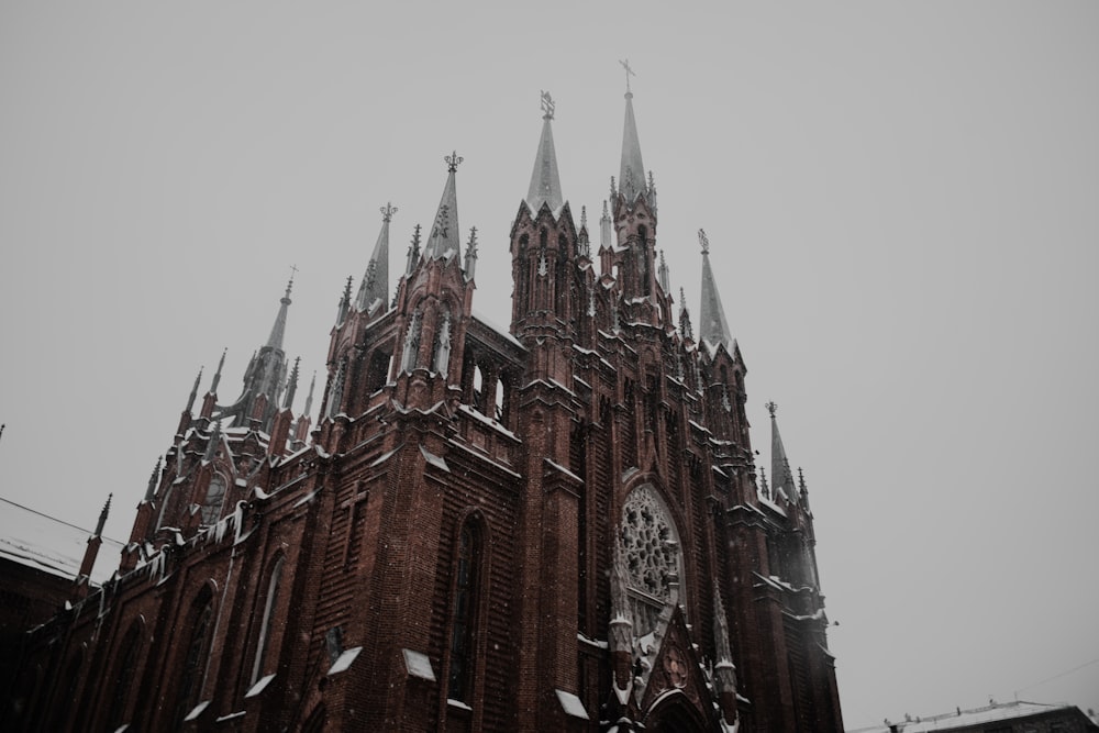 Un edificio molto alto con un orologio sul lato