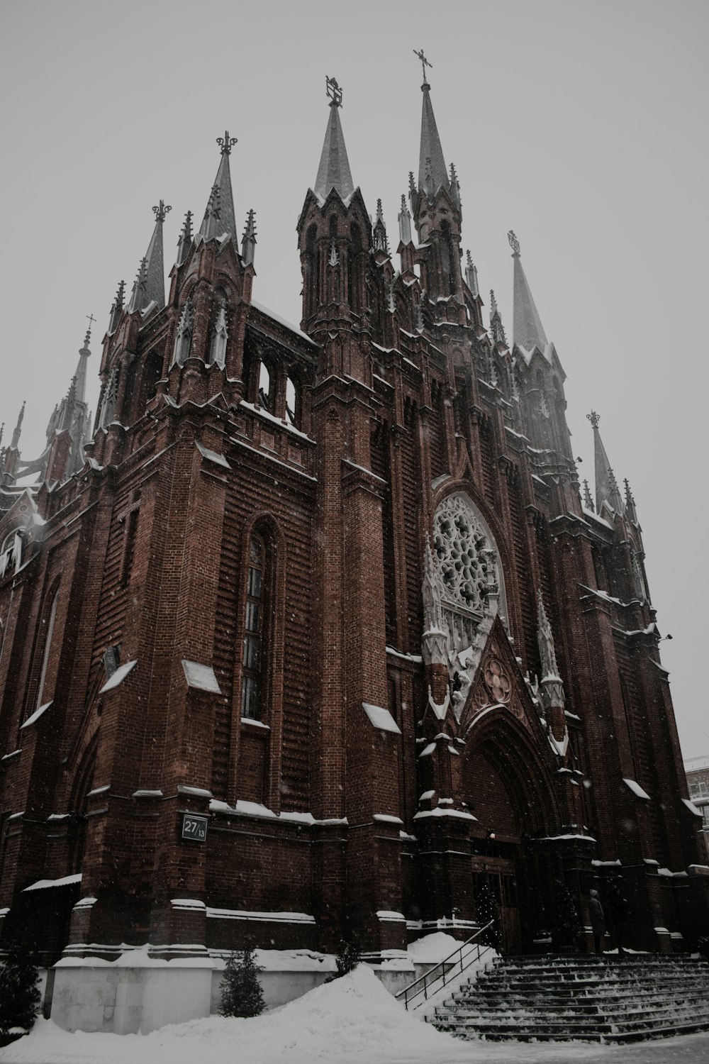 Una gran iglesia con un reloj en la parte delantera