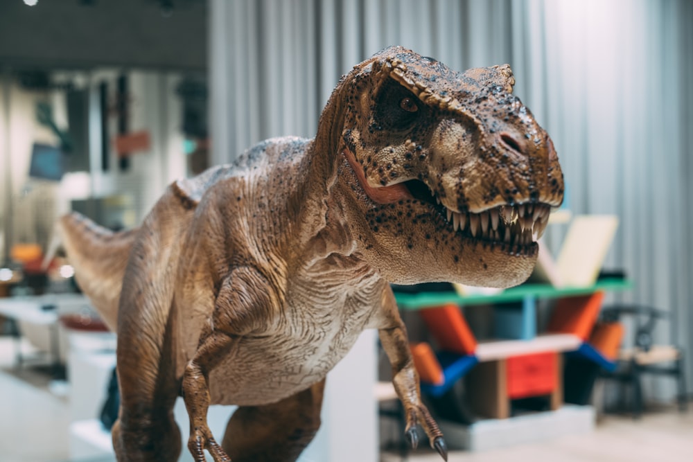 Un jouet T - Chemise qui ressemble à un dinosaure avec la bouche ouverte