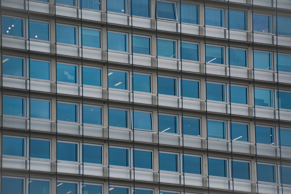 Un gran edificio con muchas ventanas y un reloj