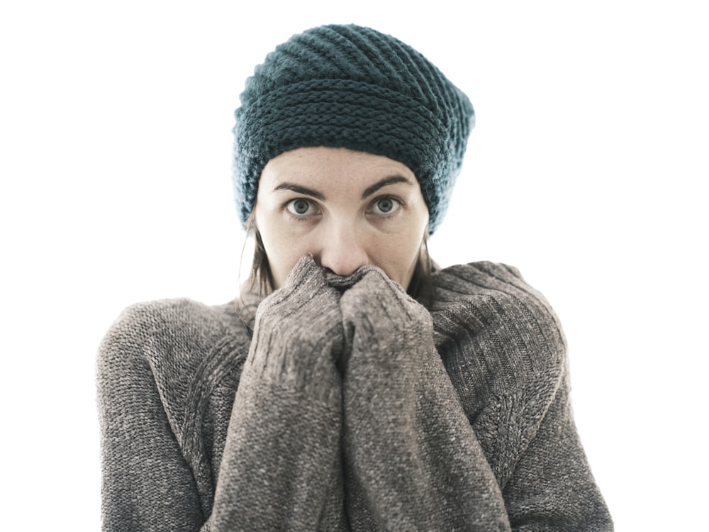 Une femme se couvre la bouche avec ses mains