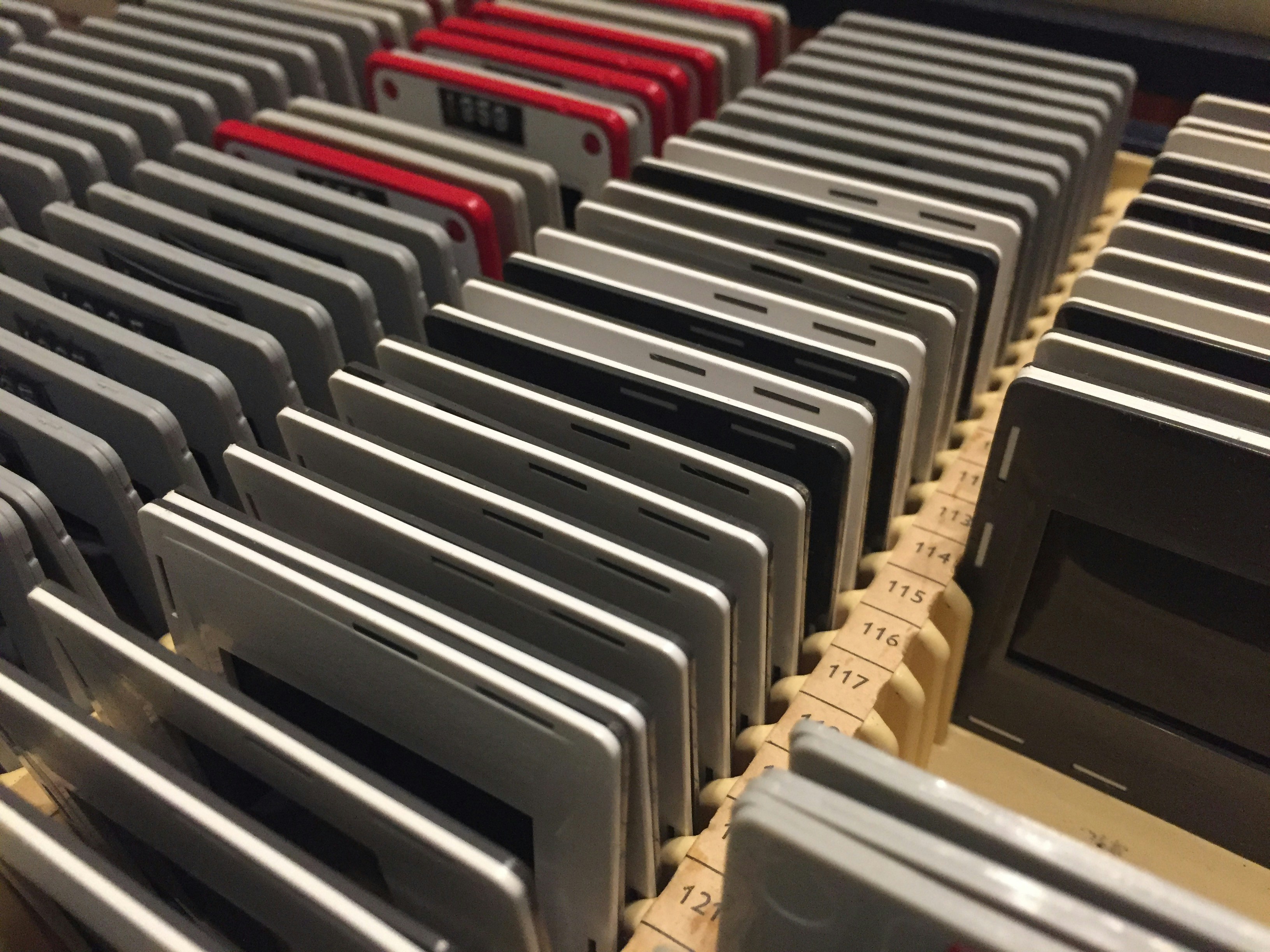 Filas de monitores de computadora sentados uno al lado del otro