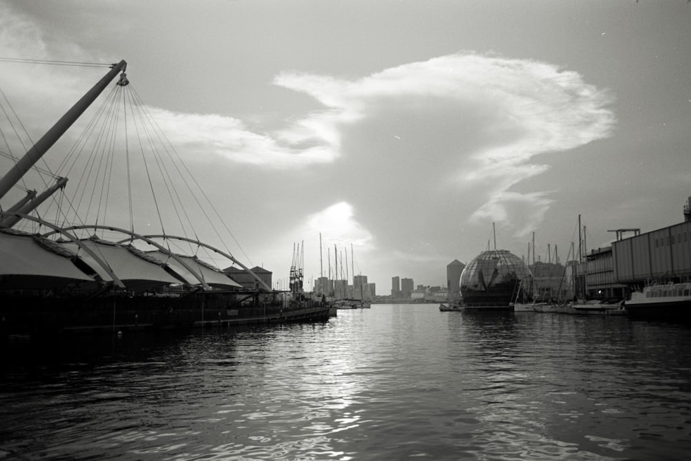 Ein Schwarz-Weiß-Foto von Booten in einem Hafen