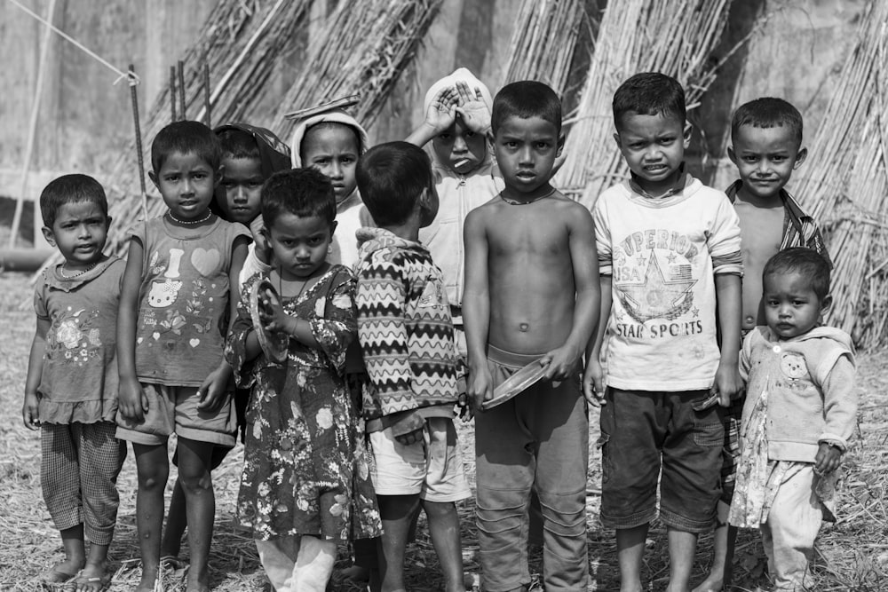 un gruppo di bambini in piedi uno accanto all'altro