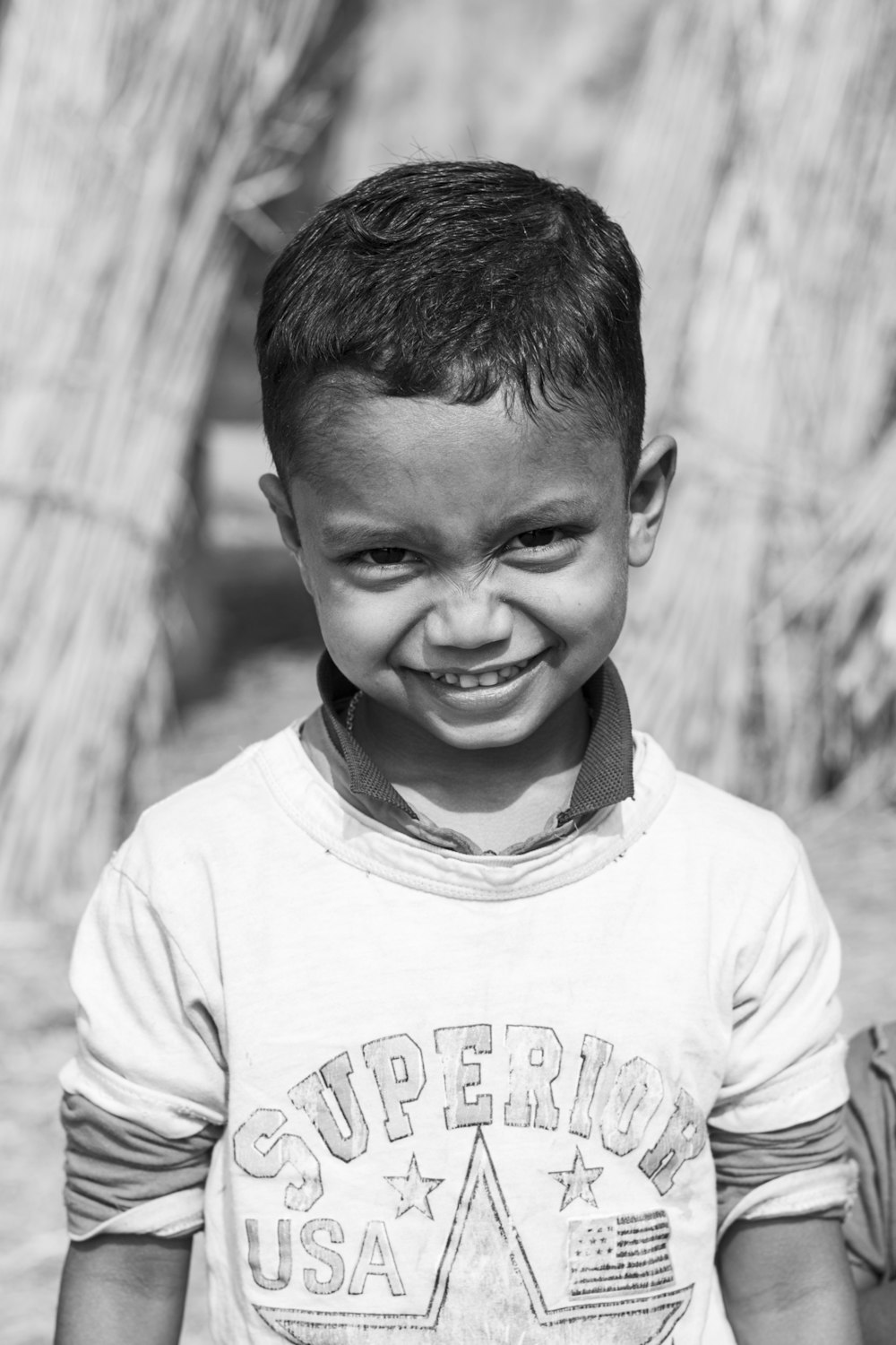 Un petit garçon qui sourit pour la caméra