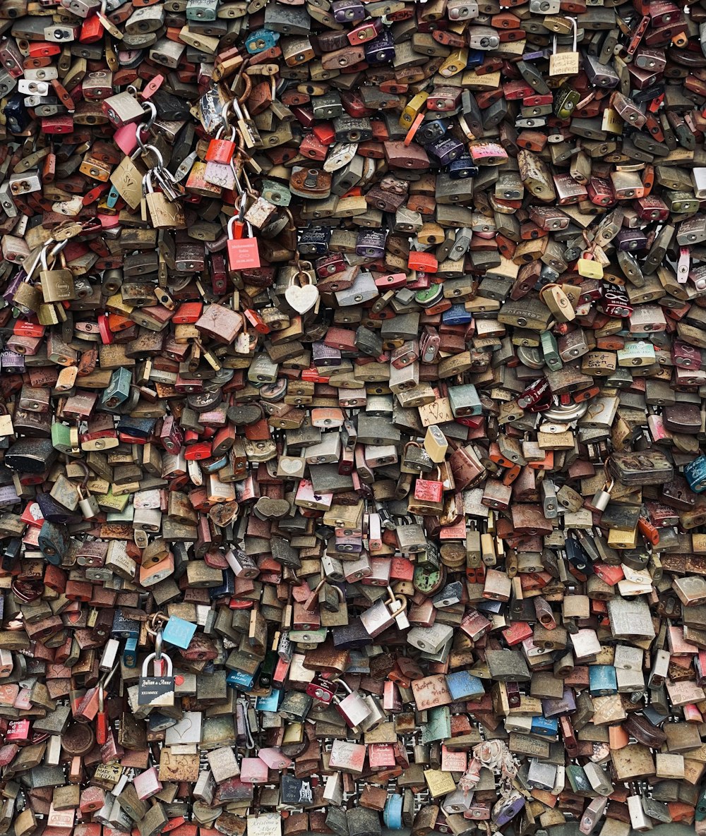 a large amount of padlocks are stacked on top of each other
