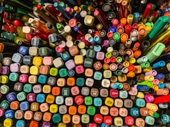 many different colored crayons are arranged in a circle