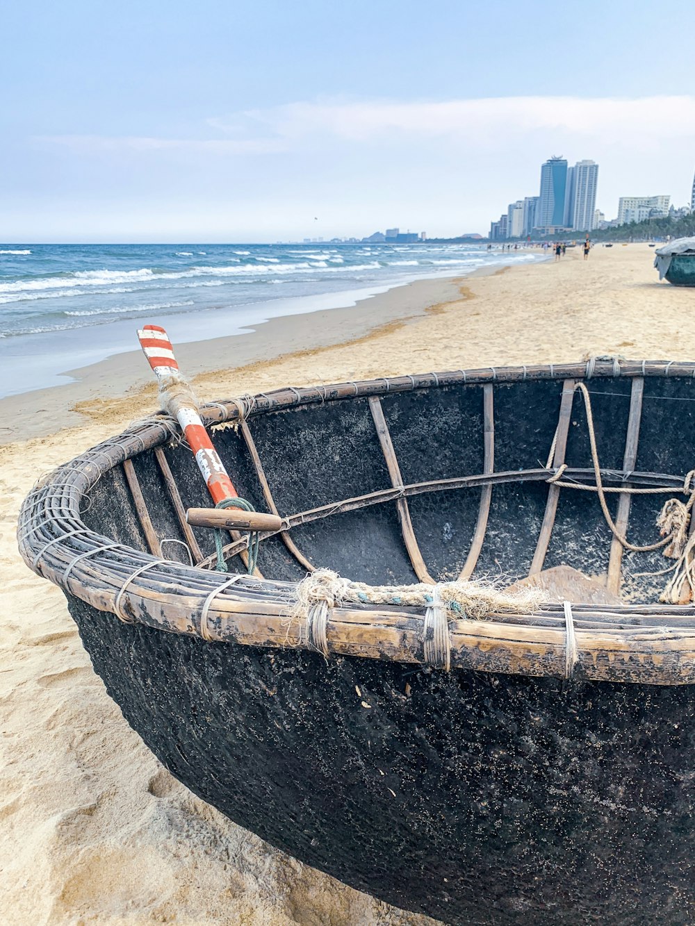 Un bateau assis au sommet d’une plage de sable