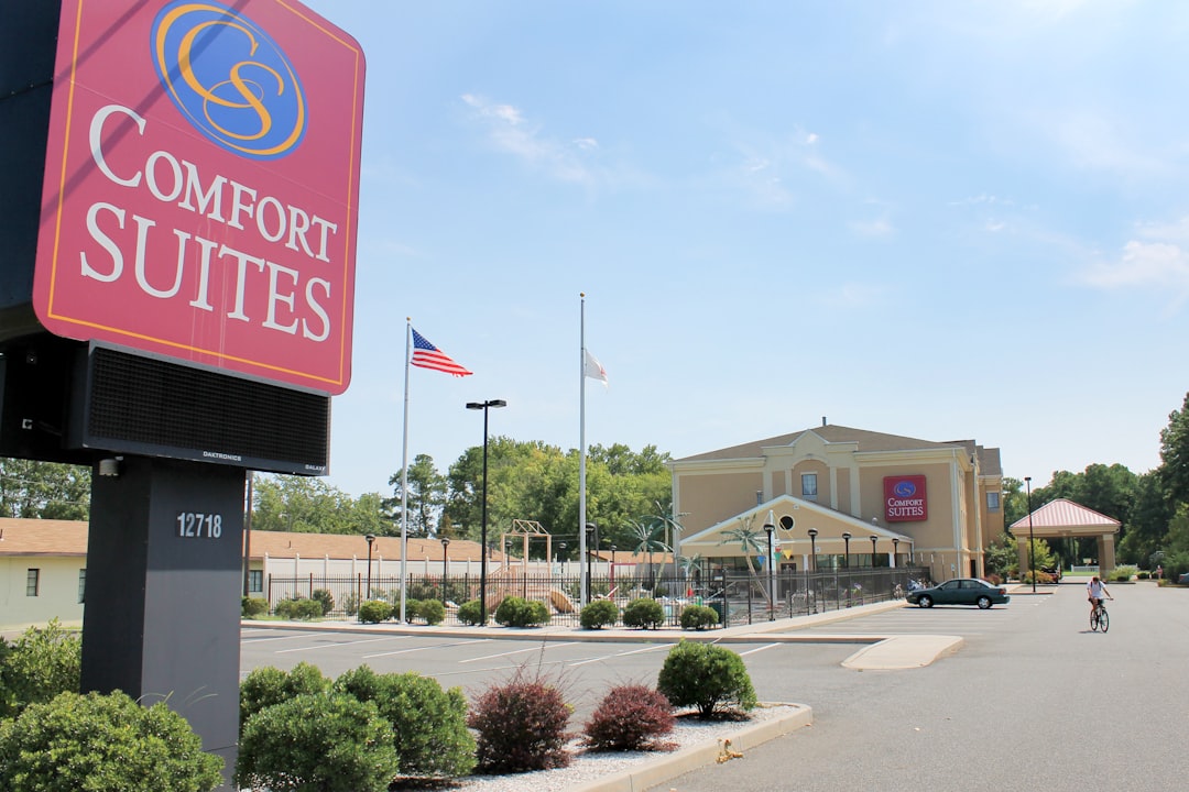 a hotel sign in front of a parking lot,