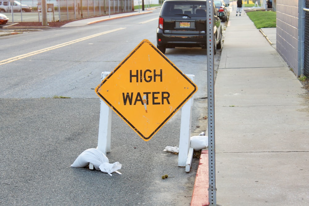 a high water sign on the side of the road