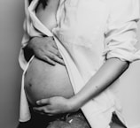 photo en noir et blanc d'une femme enceinte