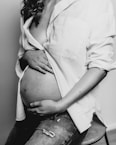 photo en noir et blanc d'une femme enceinte
